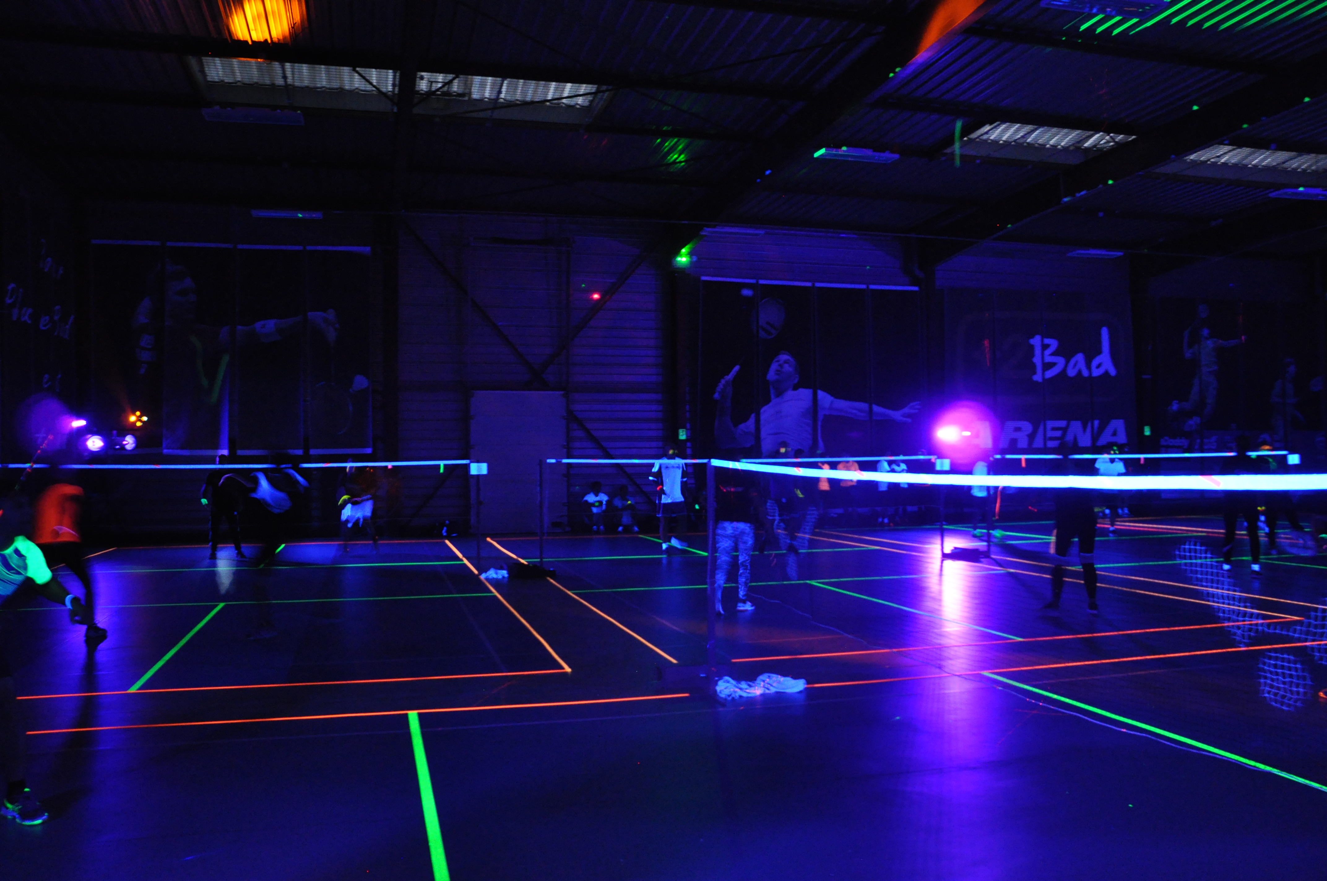 Un évènement sportif sous lumière noire : le Badminton fluo